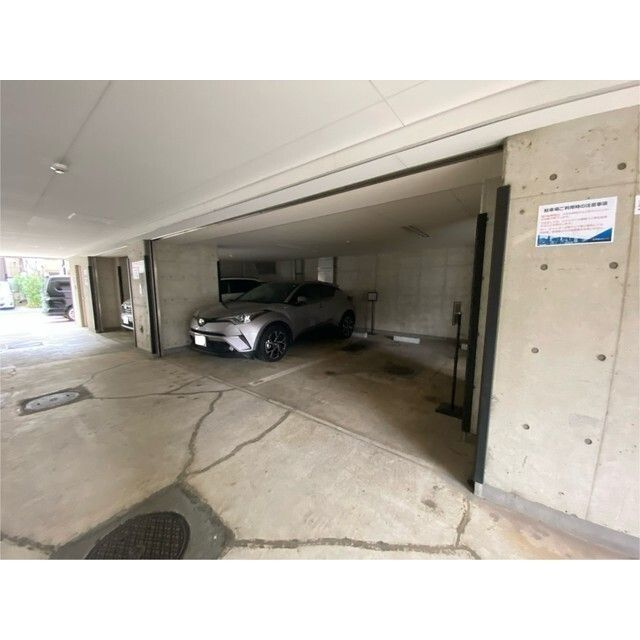 カーサグランデ本郷の駐車場
