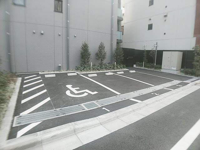 コンフォリア森下サウスの駐車場
