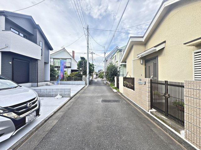 東村山市富士見町3丁目・全2棟　新築一戸建　2号棟の前面道路含む現地写真