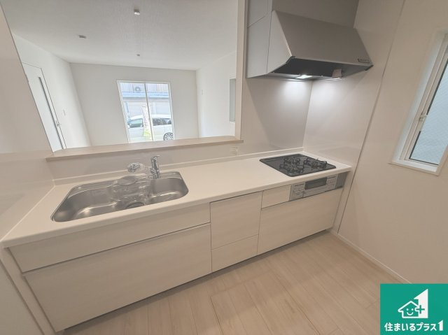12(土)13(日))現地説明会！◆東大阪市大蓮東　第5期のキッチン|リビングと統一感があり、使い勝手のいいキッチン。広々としているので、二人並んで作業が出来ちゃいます。お子様と一緒に色々なお料理に挑戦できるスペースがあります。
