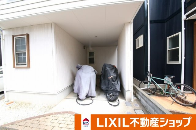 川口市小谷場中古住宅の駐車場
