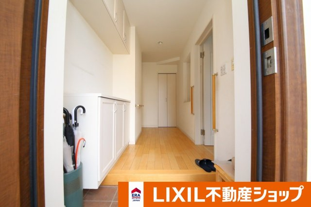 川口市小谷場中古住宅の玄関|正面に階段下収納あり。