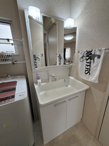 野田市宮崎　中古戸建　平成26年築の独立洗面台|大きな三面鏡の独立洗面。鏡の後ろは収納となっているのでスッキリと整理できます！							

