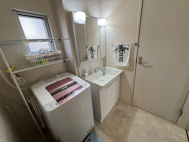 野田市宮崎　中古戸建　平成26年築の洗面所|朝シャンや日々のお手入れにも便利なシャワー付き洗面化粧台♪						
