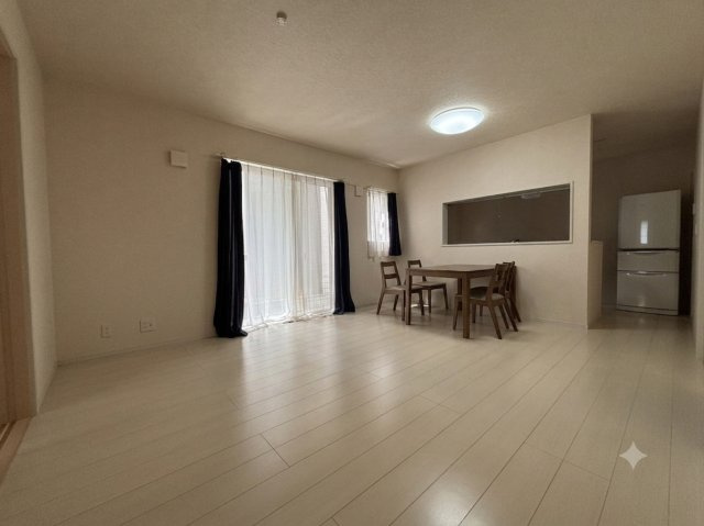 野田市宮崎　中古戸建　平成26年築の居間・リビング|15帖、白を基調としたオシャレなフローリングです