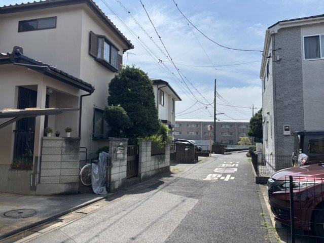 野田市宮崎　中古戸建　平成26年築の前面道路含む現地写真|東側、公道に面しています