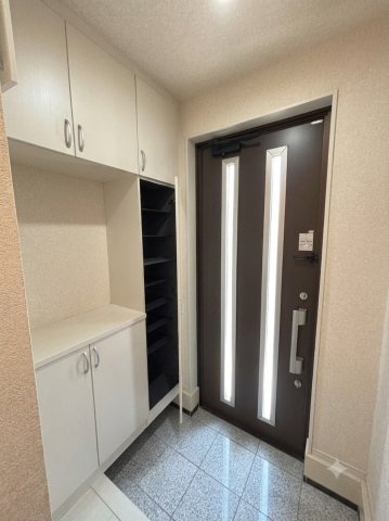 野田市宮崎　中古戸建　平成26年築の玄関|収納力のあるシューズボックスは姿見付き。お出掛け前に身だしなみをチェックしましょう！