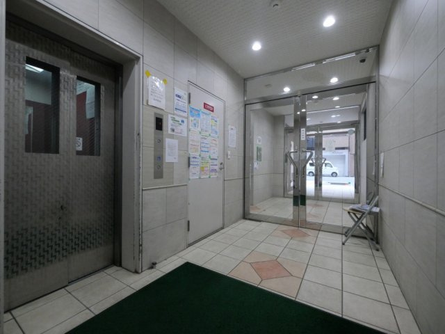 大阪市中央区島之内１丁目の賃貸マンションのエントランス