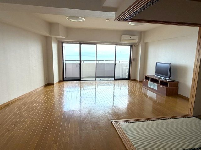 ペット相談可・目の前に海が広がる1LDKの居間・リビング|海の見える明るく開放的なリビング