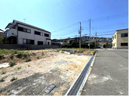 神戸市垂水区小束山本町　新築戸建ての前面道路含む現地写真