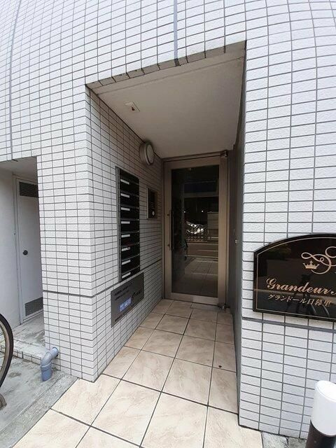 グランドール日暮里のエントランス