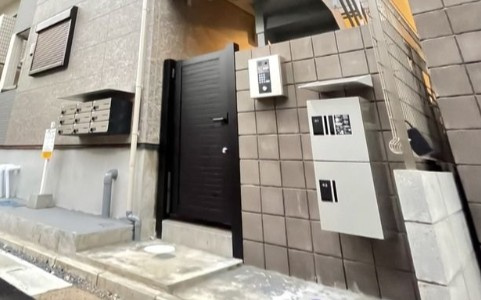 八千代市八千代台北１丁目のアパートのエントランス