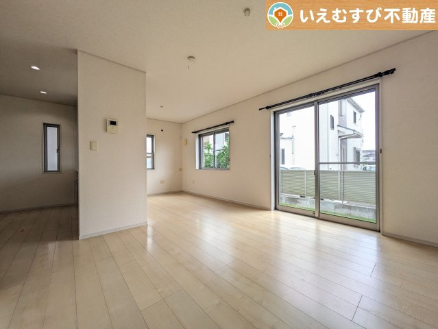 行田市持田　中古戸建の居間・リビング|ご家族みんながゆったりくつろげるリビング
ゆとりの空間でくつろいだり遊んだり、家族の時間が楽しみですね♪
