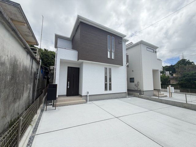 南城市大里稲嶺2期（全2棟）1号棟の外観|並列駐車3台可♪