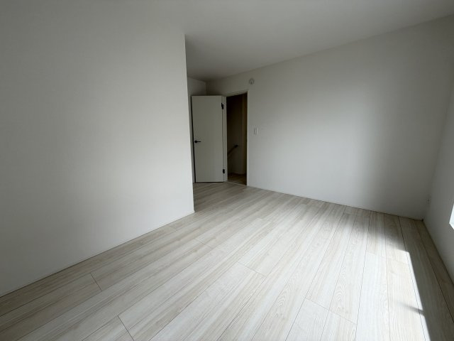 南城市大里稲嶺2期（全2棟）1号棟の洋室|1号棟　洋室8.25帖+WIC付き♪