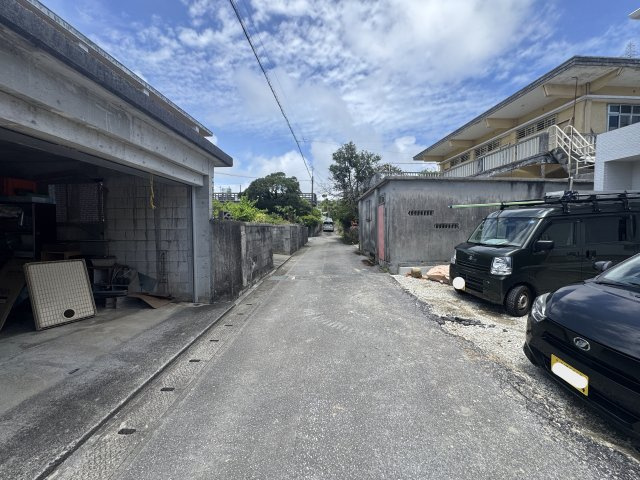 南城市大里稲嶺　2期（全2棟）1号棟の前面道路含む現地写真|※北西側4m～4.5m道路♪