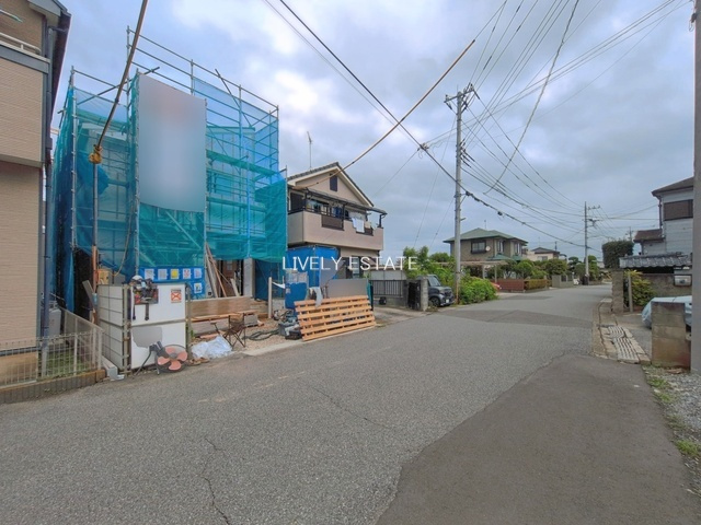 越谷市大字向畑 新築分譲住宅の前面道路含む現地写真