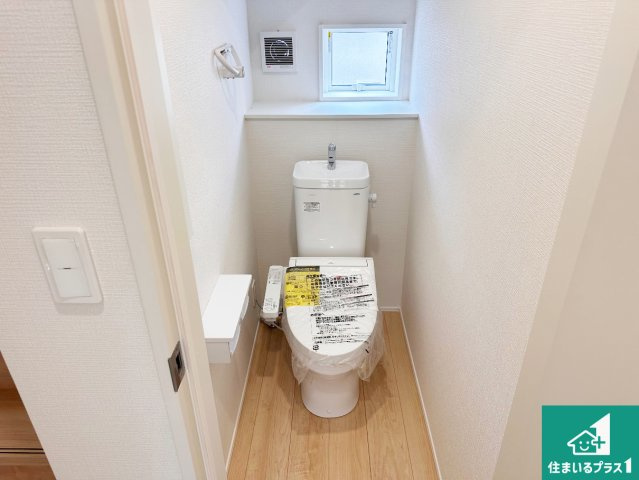 小野市東本町　第3　新築一戸建てのトイレ|1・2階の2ヶ所にあるので、朝の忙しい時間の順番待ちもなく、深夜の利用にも大変便利です。