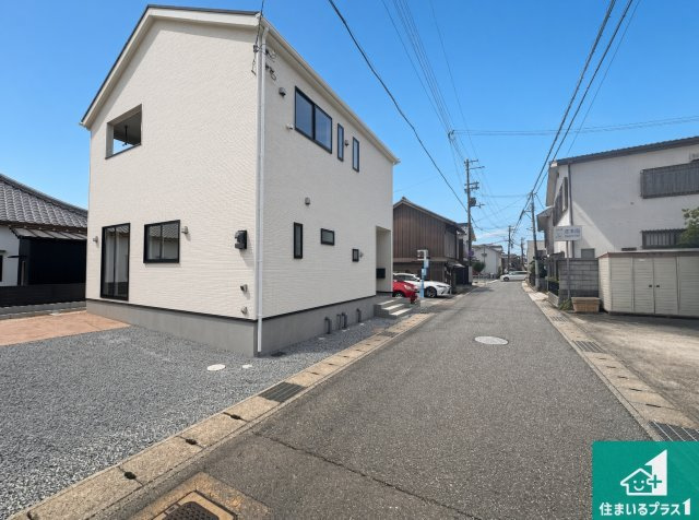 小野市東本町　第3　新築一戸建ての前面道路含む現地写真|周辺は閑静な住宅街！前面道路広々で車の出し入れも便利です。駐車が苦手な方でも安心して車庫入れできます！