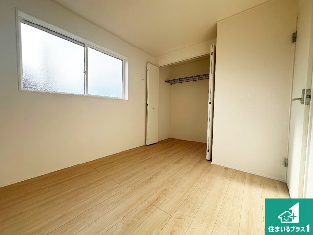 小野市東本町　第3　新築一戸建ての洋室|寝室は心地よい眠りについてもらいたくて、シンプルかつ開放的な空間な設計にしています！大きな窓から差し込む日が心地いいです♪