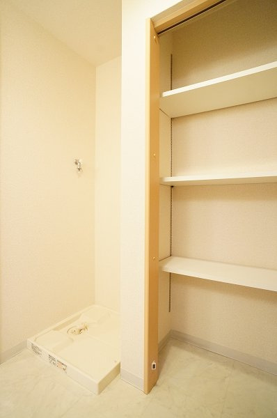 墨田区菊川１丁目の賃貸マンションの収納|洗濯機置場横には収納有ります♪