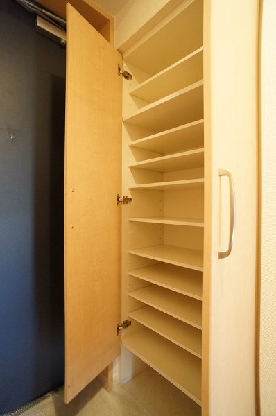 墨田区菊川１丁目の賃貸マンションの玄関|玄関にはゆとりのシューズＢＯＸ♪