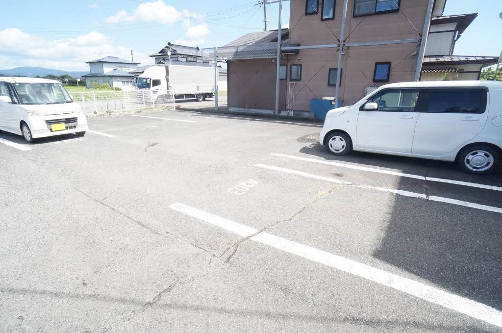 ファミール北日詰 Ａの駐車場