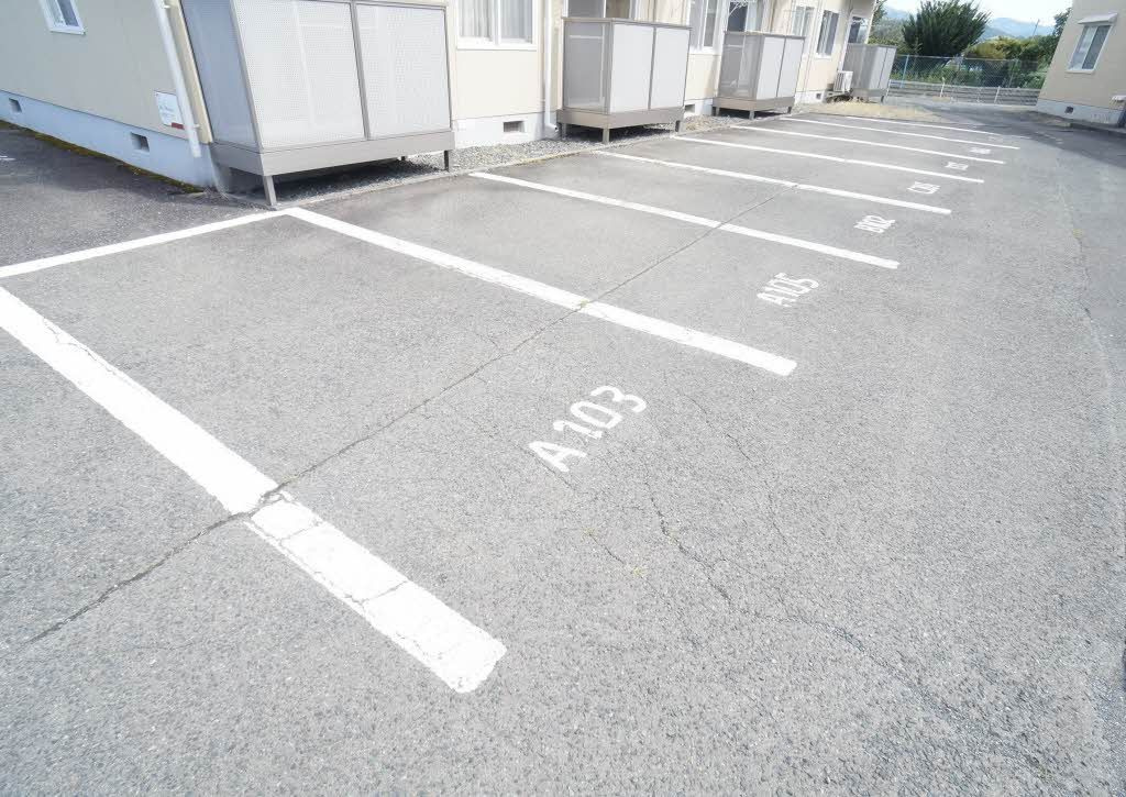 ファミール北日詰 Ａの駐車場
