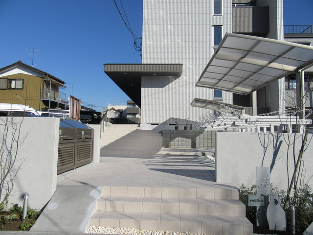 Rose House 与野本町のエントランス