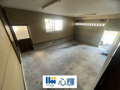 【駐車場】 | 宇部市西宇部南1丁目 中古住宅／5LDK・2階建 | シャッター付ガレージ内