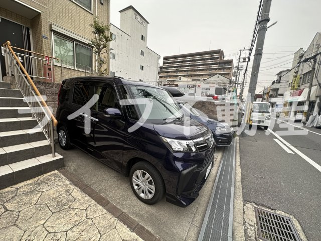 ピンブルコートの駐車場