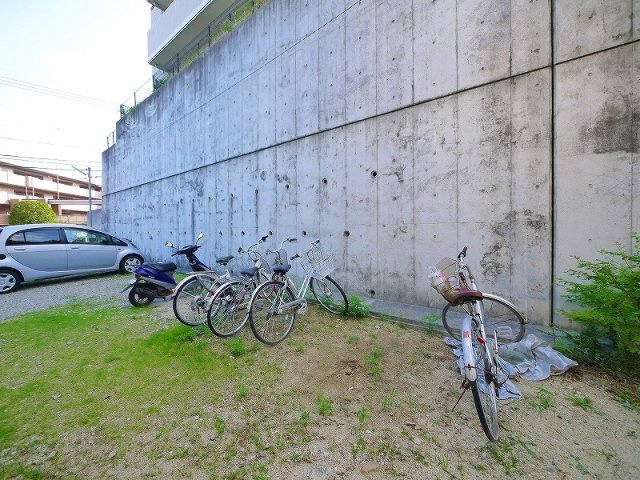 る・いりーでのその他共用部分|開放的な自転車置き場が有ります