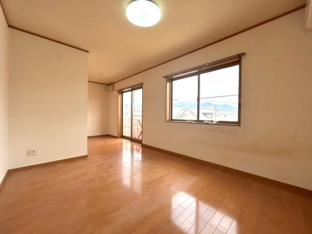 中古戸建　長野市稲里町中央三丁目の居間・リビング|2階　10帖の洋室