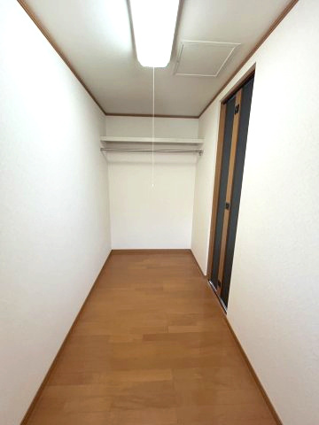 中古戸建　長野市稲里町中央三丁目の収納|広々としたウォークインクローゼット