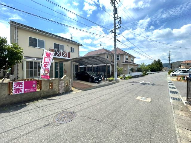 中古戸建　長野市稲里町中央三丁目の前面道路含む現地写真