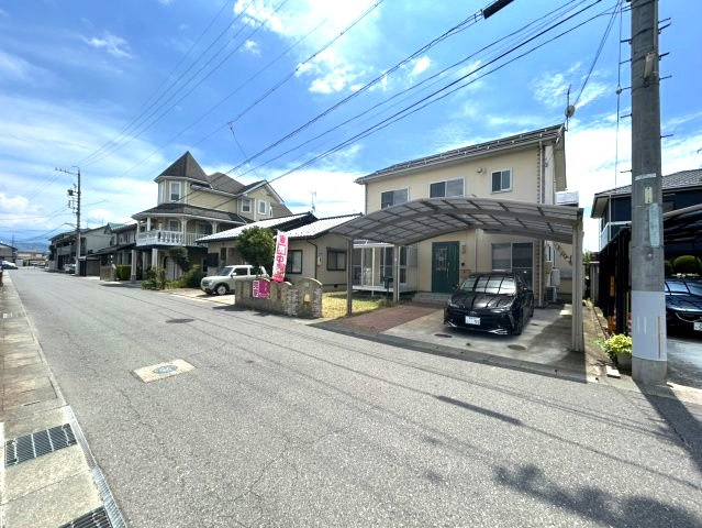 中古戸建　長野市稲里町中央三丁目の前面道路含む現地写真