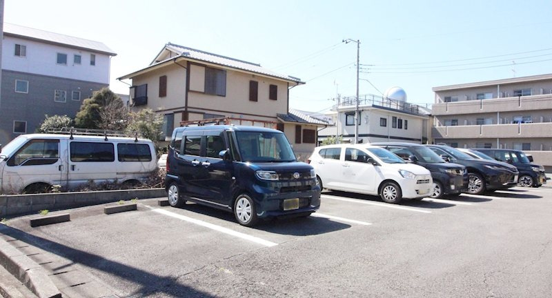 マーメゾン常盤の駐車場