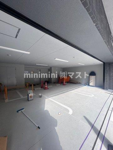 ブランドール新町の駐車場