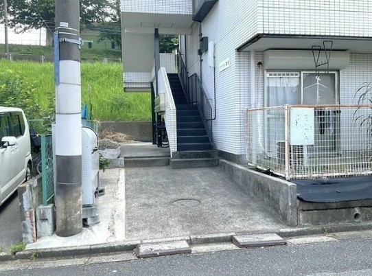 特典：仲介手数料が無料です!!のエントランス