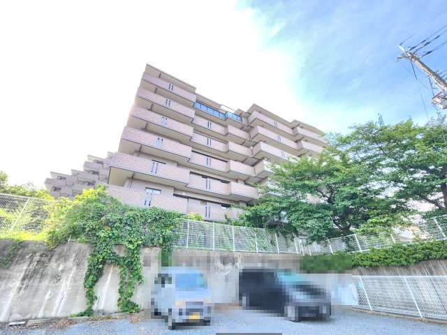 サンマンションアトレ東向日の外観|鉄筋コンクリート造地上8階建ての3階部分
全69戸のマンションです。