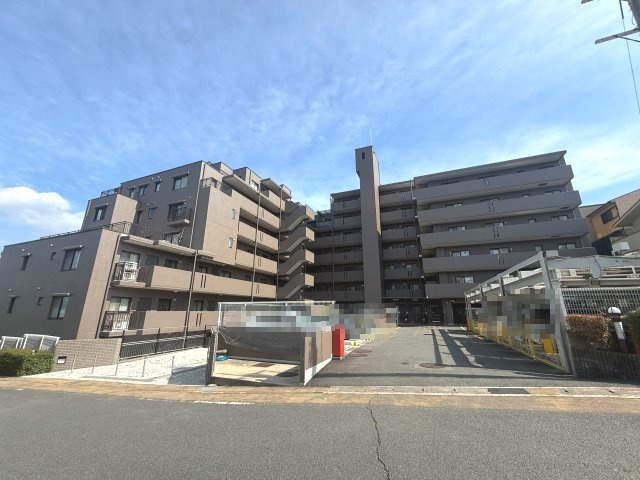 サンマンションアトレ東向日の外観|8階建て3階部分。
部屋数充実の3LDKです！