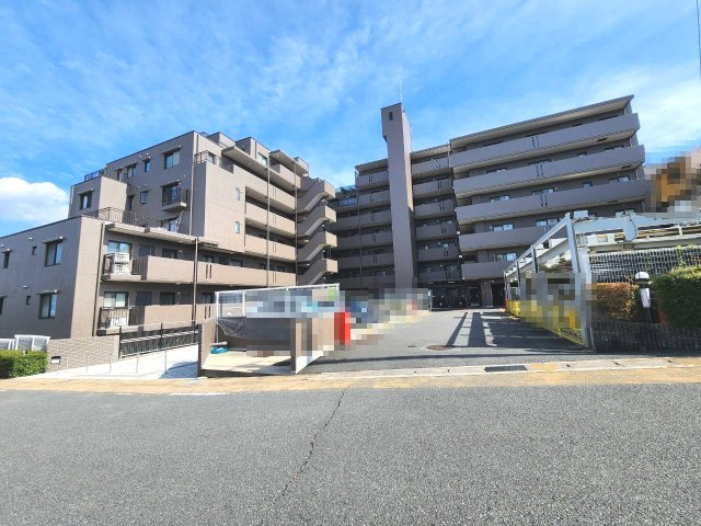 サンマンションアトレ東向日の外観|駐車場あり（空き状況については要確認）