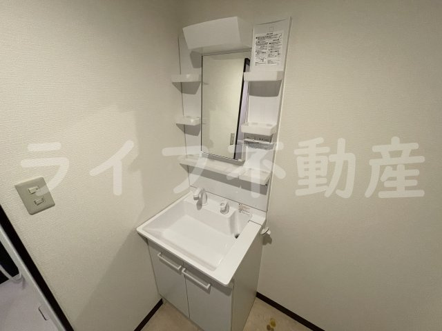 第10美和マンションの独立洗面台|独立洗面台、小物を置くことができて便利です
