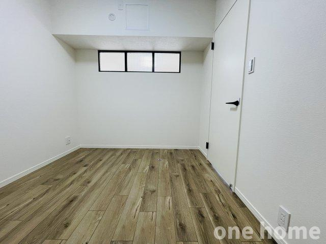 ファミール北大阪パークサイドの洋室|◆約4.5帖洋室です！FIX窓が設けられ、陽の入るお部屋です！
◆令和8年8月室内フルリフォーム完了！手直しなしでお住まいいただけます！