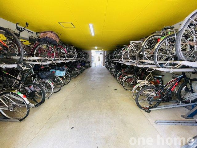 ファミール北大阪パークサイドの駐輪場|◆駐輪場は屋内にあり、自転車が雨風にさらされる心配がありません！
◆最新の空き状況など、詳細につきましてはお気軽にお問い合わせください！