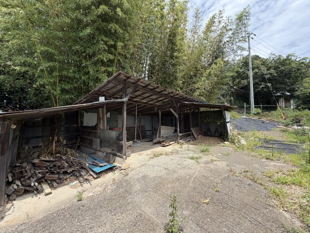 【北杜市明野町上手】南アルプスが望める古家付き土地の外観|母屋横にある物置