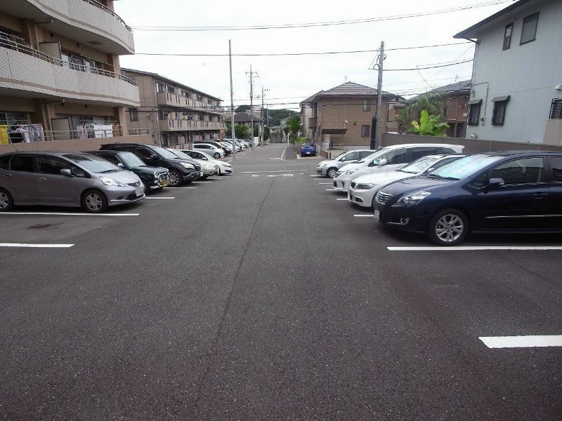 KAULANA　EASTの駐車場|現況優先。家具等はイメージのため設置しておりません。