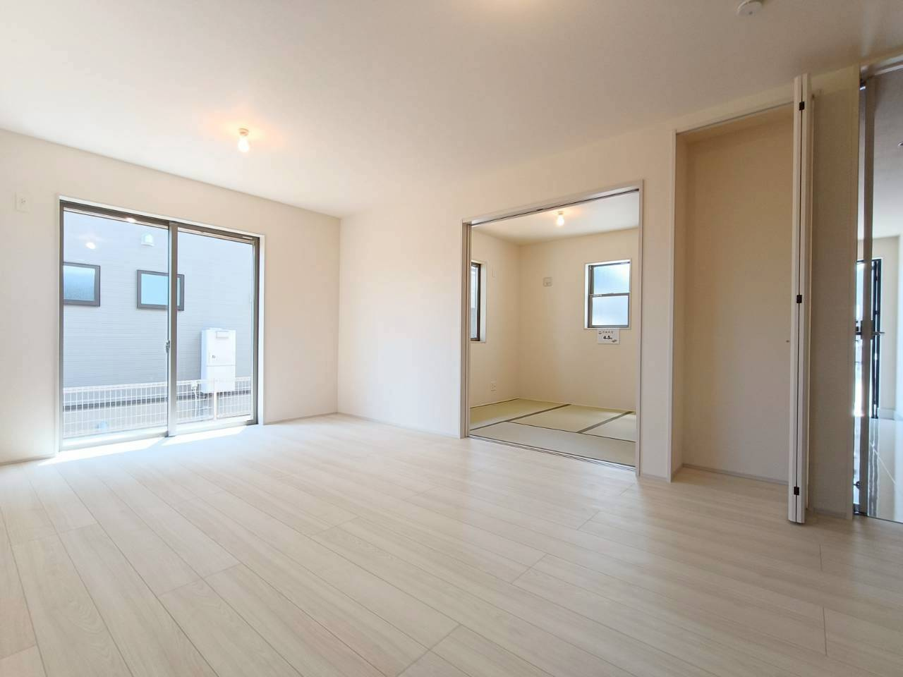 三郷市　東町　新築戸建　全2棟の居間・リビング|施工例です