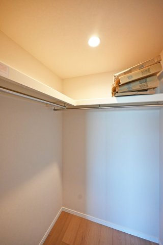 ジークレフ第2武庫川の収納|-主寝室(2F)- ダウンライト付きのWICLを備えており、様々な物をすっきり収納することが出来ます。