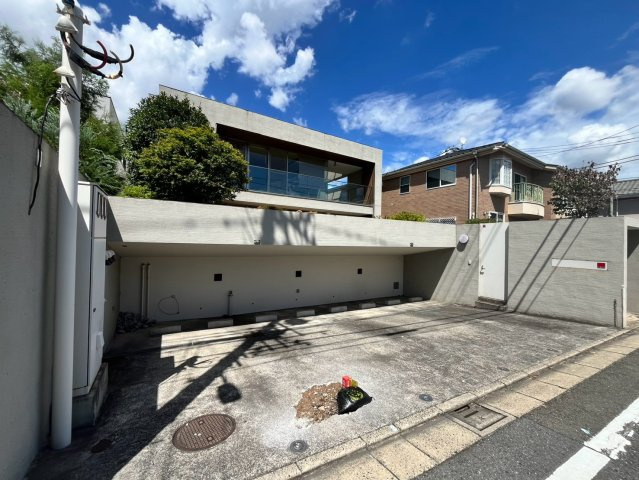 世田谷区代沢　建築条件なし売地の前面道路含む現地写真